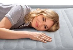 Intex Comfort Plush Luchtbed - Eenpersoons - Ingebouwde Elektrische Pomp -Winkel Voor Kampeerartikelen 1320 1900 67766 inuse4 2022 300