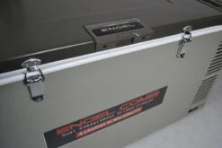 Engel MD60F-C Dual-zone Compressor Koelbox - 57 Liter 9 Engel MD60F-C Dual-zone Compressor Koelbox - 57 Liter -Winkel Voor Kampeerartikelen 1900 2849 md60fc verschluss detail