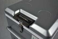 Engel MT45F-S Compressor Koelbox - 40 Liter 13 Engel MT45F-S Compressor Koelbox - 40 Liter -Winkel Voor Kampeerartikelen 1900 2849 mt45fs verschluss detail