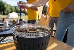 LotusGrill XL Hybrid Houtskoolbarbecue - Rood -Winkel Voor Kampeerartikelen lotusgrill in gebruik hamburger 3